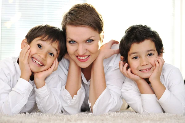 Retrato familiar de madre e hijo en casa —  Fotos de Stock