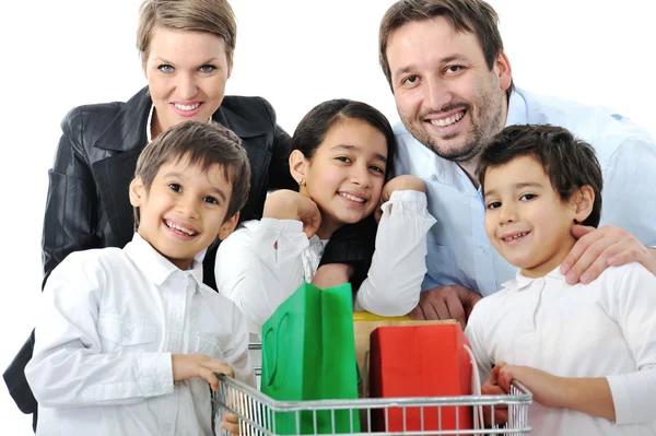 Família feliz com um carrinho de compras — Fotografia de Stock