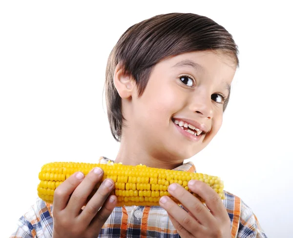 Menino comendo milho — Fotografia de Stock