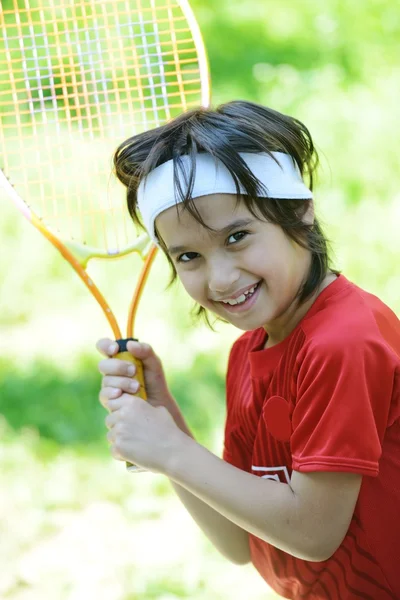 Dítě hraje tenis — Stock fotografie