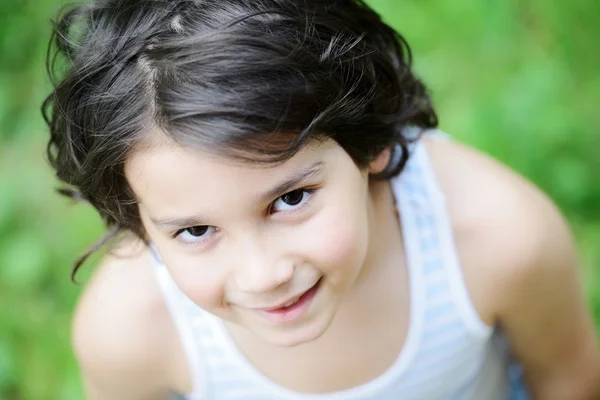 Retrato de primer plano de un niño en la naturaleza — Foto de Stock