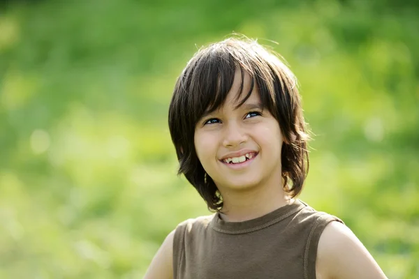 Крупный план портрета маленького счастливого мальчика снаружи — стоковое фото