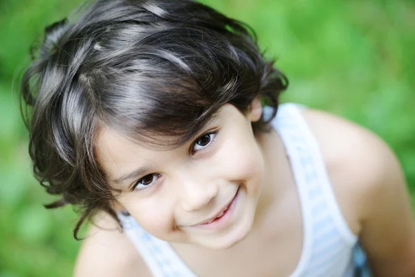 Closeup portret van een klein kind in de natuur — Stockfoto