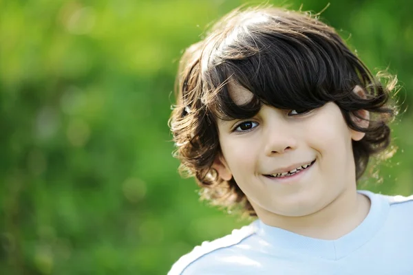 外の小さな幸せな男の子のクローズ アップの肖像画 — ストック写真