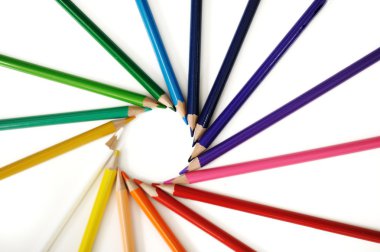 Beyaz üzerine renkli kalemler
