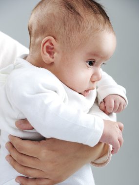 Yeni doğmuş bebek annesinin kollarında.