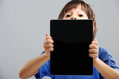 tablet pc ile şirin küçük çocuk