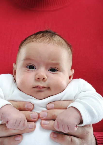 Pasgeboren baby in de armen van moeder — Stockfoto