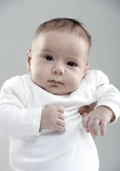 Neugeborenes Baby in den Armen der Mutter — Stockfoto