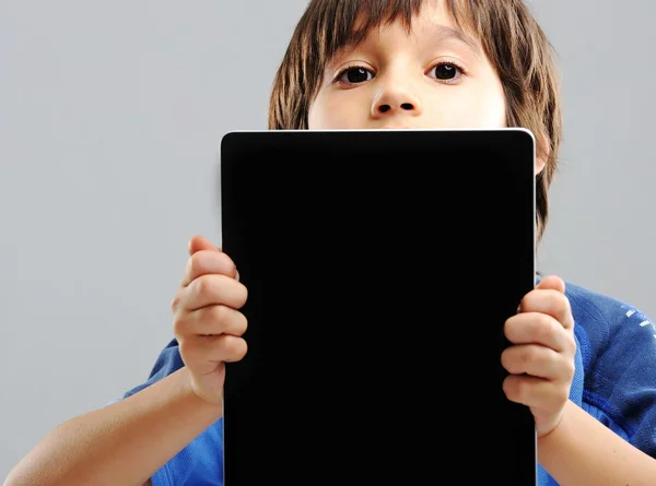 Schattige kleine jongen met tablet pc — Stockfoto