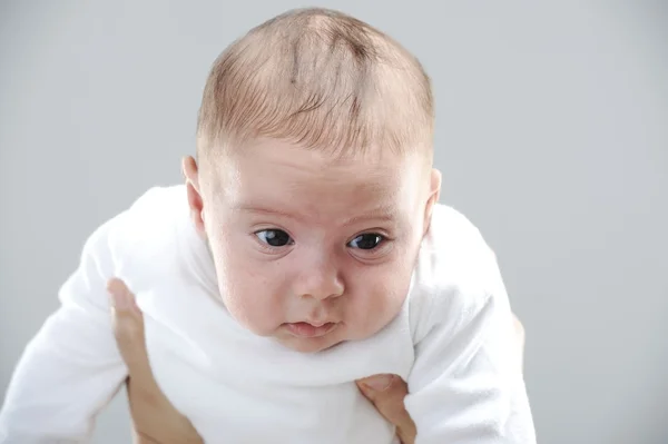 Pasgeboren baby in de armen van moeder — Stockfoto