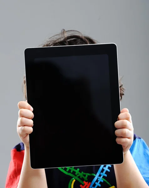 Schattige kleine jongen met tablet pc — Stockfoto