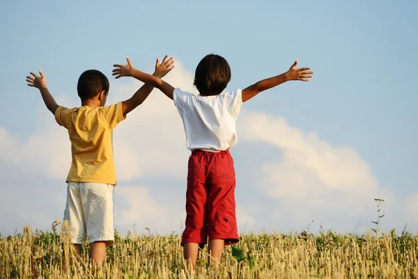 Niño en la naturaleza — Foto de Stock