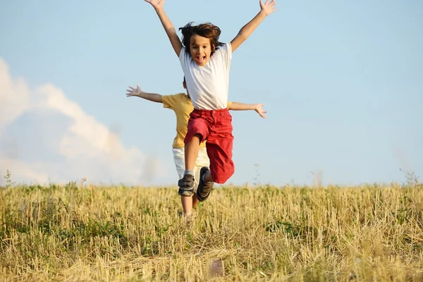 Deux enfants dans la prairie — Photo