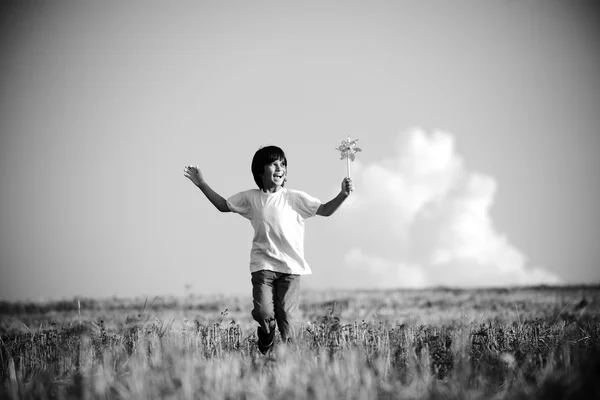 Niño en la naturaleza —  Fotos de Stock