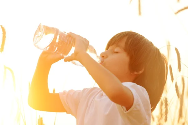 Niño feliz en el campo de cosecha — Foto de Stock