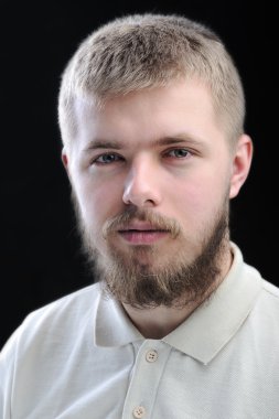 siyah arka plan üzerine izole sakallı genç genç adam