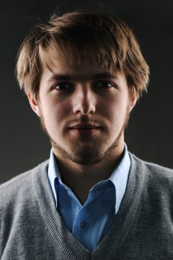 Yakışıklı genç adam portresi