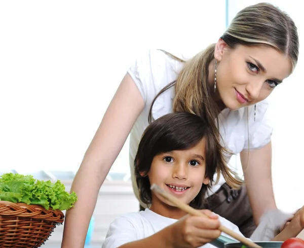 Madre e hijo pequeño cocinando en la cocina — Foto de Stock