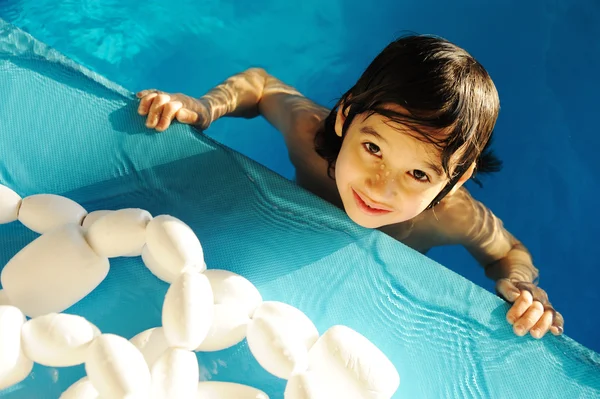 Dítě chlapec v bazénu — Stock fotografie
