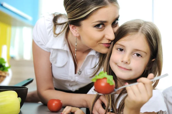 Anne ve kızı yemek, sevgi ve birlikte çalışma — Stok fotoğraf