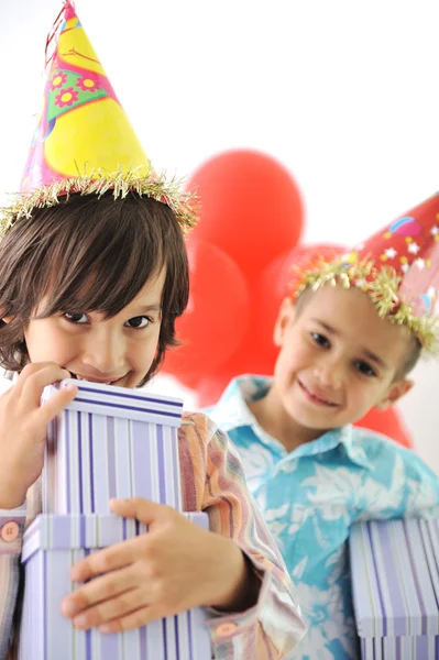 Festa de aniversário, crianças felizes comemorando, balões e presentes ao redor — Fotografia de Stock