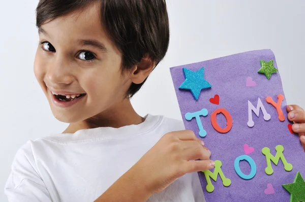 Niño sosteniendo mensaje para hermosa mamá —  Fotos de Stock