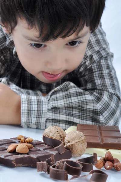 Criança e noz de chocolate — Fotografia de Stock