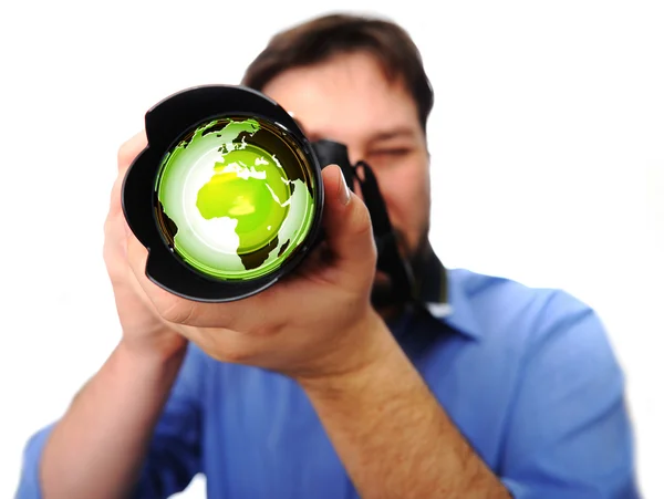 Hombre con cámara lente verde tierra — Foto de Stock