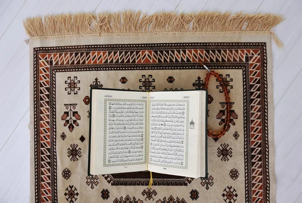 Коран, священну книгу мусульман — стокове фото