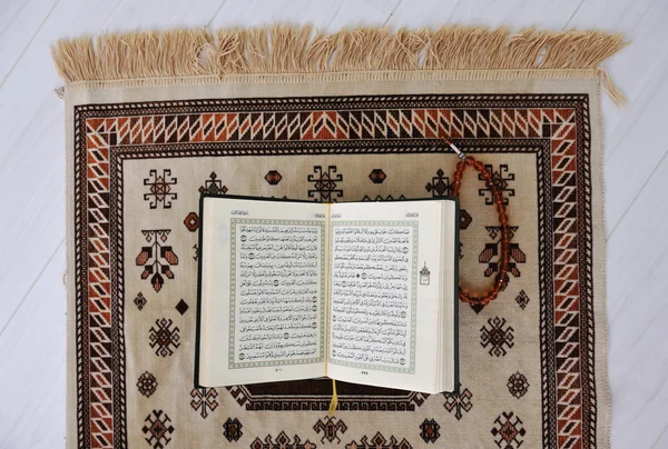 Koran, heiliges Buch der Muslime — Stockfoto