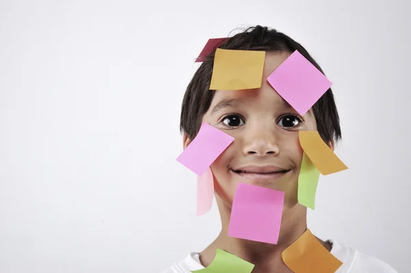 Niño pequeño con postes de memo en la cara — Foto de Stock