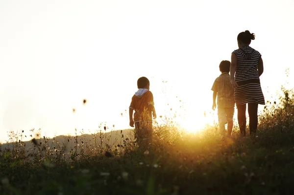 Glückliche Kinder in der Natur bei Sonnenuntergang — Stockfoto