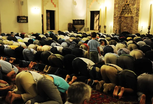 Geceleri dua camide namaz gelince - Ramazan — Stok fotoğraf