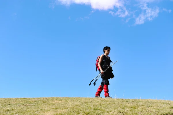 Wanderer in den Bergen bei Grasland mit Himmel über — Stockfoto