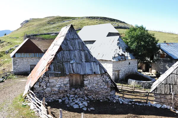 Velha pequena aldeia nas montanhas — Fotografia de Stock