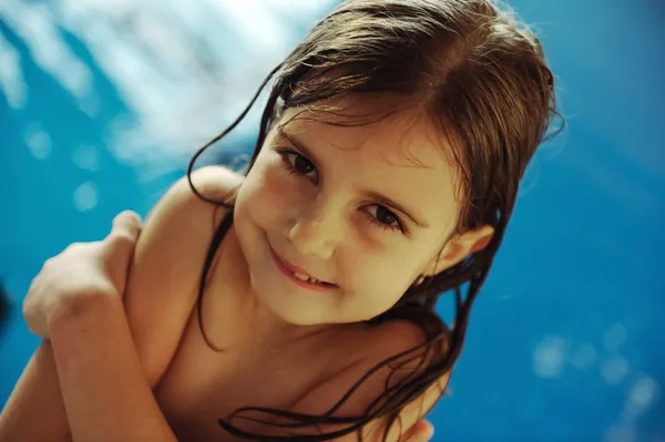 Маленька дівчинка в басейні Ліцензійні Стокові Фото
