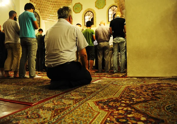 Salat layl - orando na mesquita à noite Ramadã Fotografias De Stock Royalty-Free