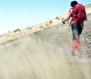 dağlar çim kadında yürüyüş yürüyüş