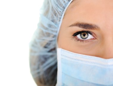 cerrahi kep ve maske takan kadın doktor