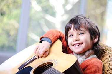 Oğlum evde gitar çalmak