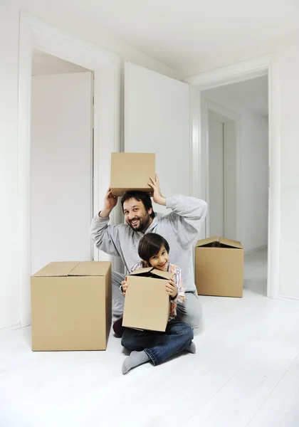 Padre e hijo en un nuevo hogar —  Fotos de Stock