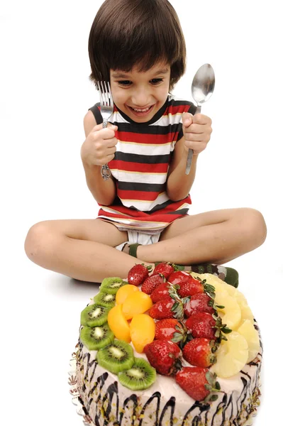 Niño comiendo pastel de frutas — Foto de Stock