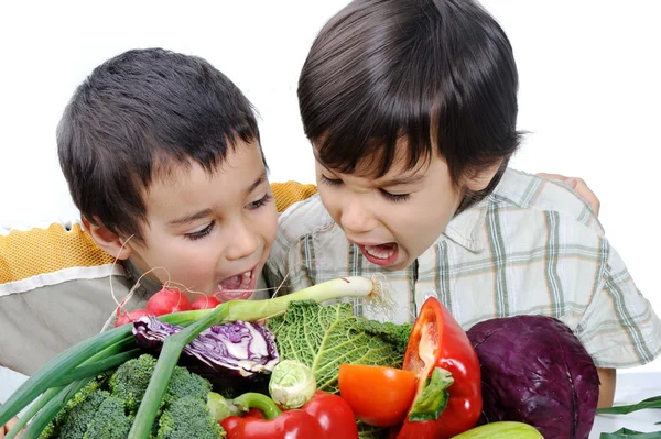 Dos niños comiendo verduras —  Fotos de Stock