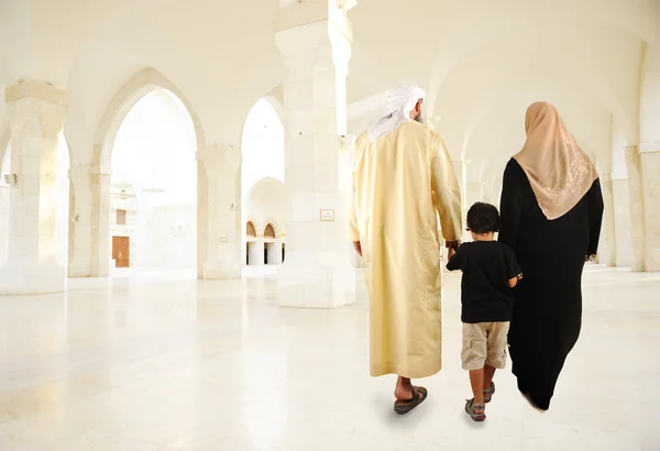 Família muçulmana árabe caminhando interior — Fotografia de Stock