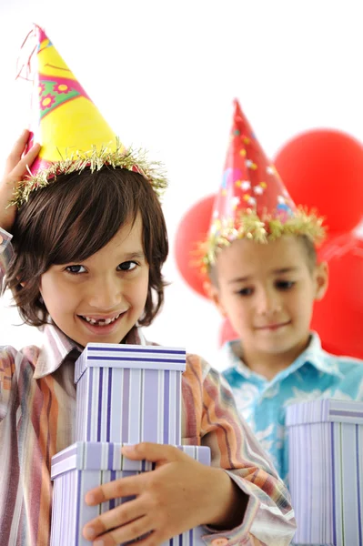 Festa di compleanno, bambini felici che festeggiano, palloncini e regali in giro — Foto Stock