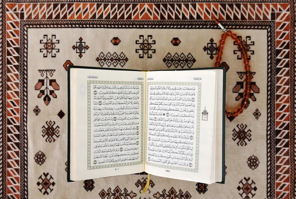 Koran, heiliges Buch der Muslime — Stockfoto