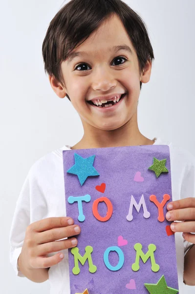 Kid segurando mensagem para a linda mãe — Fotografia de Stock