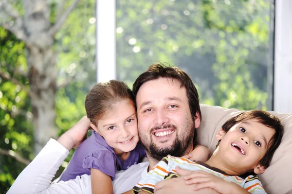 Pai filho e filha em casa — Fotografia de Stock