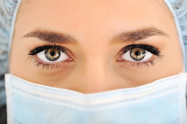 Medico donna con cappuccio chirurgico e maschera — Foto Stock